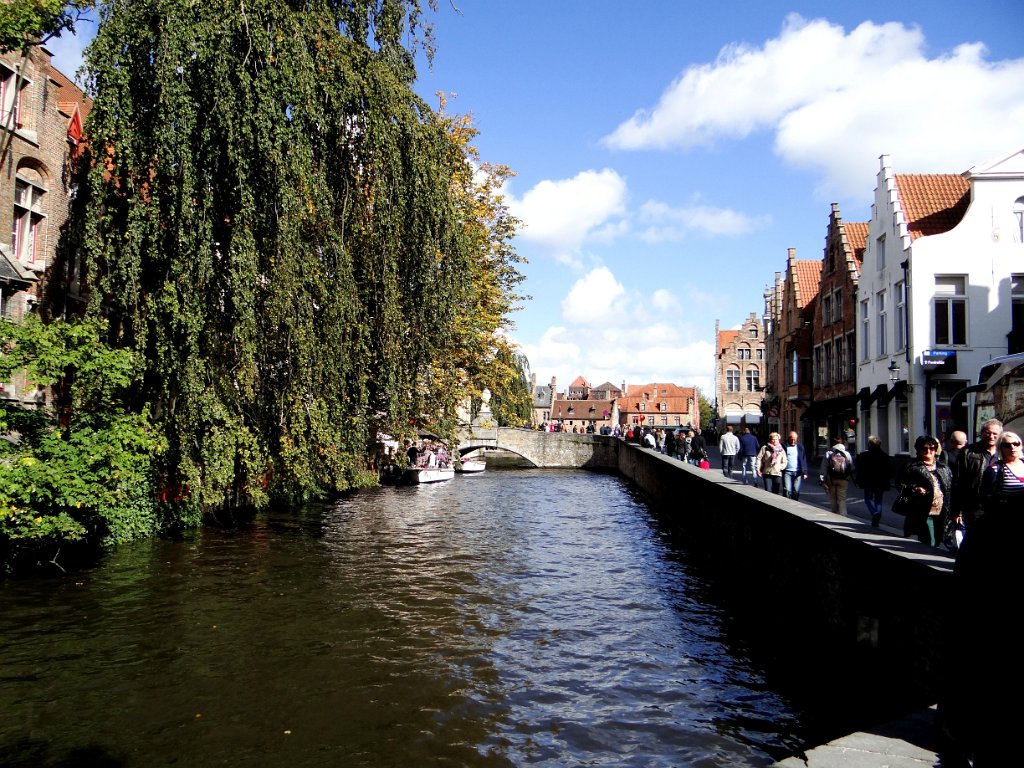 27 Brugge - Lungo i canali.JPG